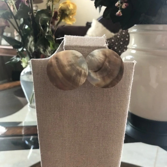 Vintage Earrings 
Great condition - Picture 1 of 4